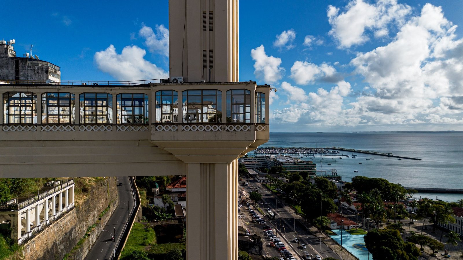 De Elevador Lacerda in Salvador met uitzicht over de benedenstad en de baai