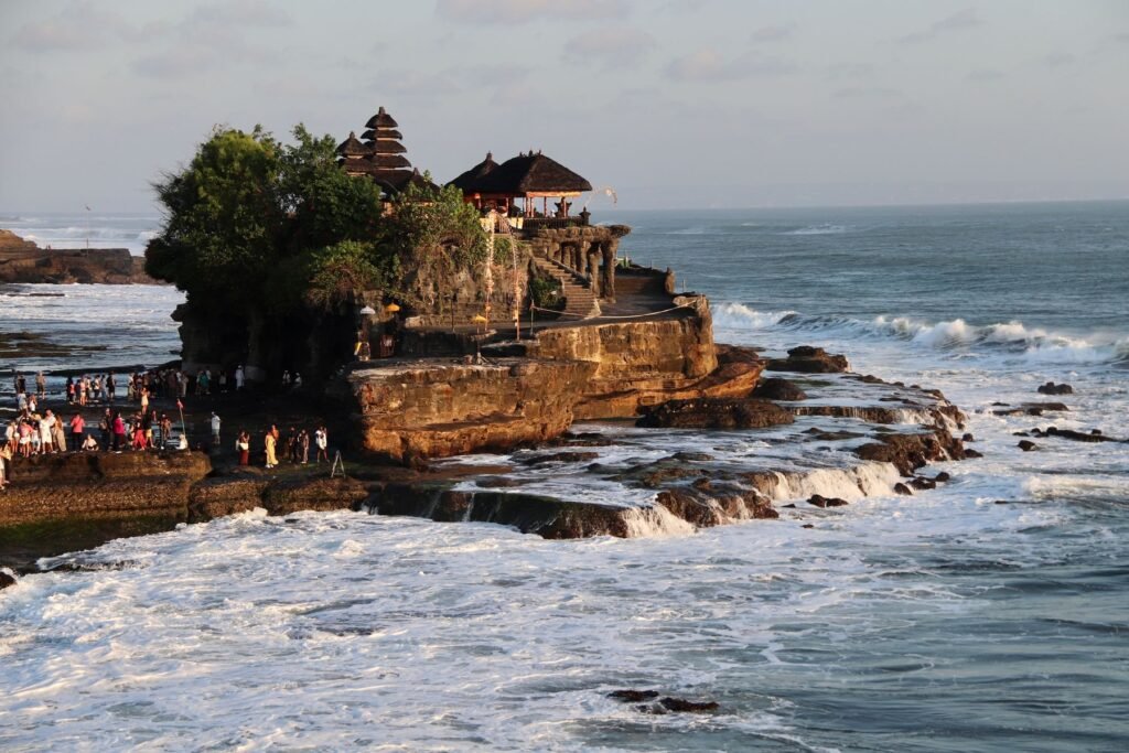Zeetempel Tanah Lot op een rots in de branding op Bali