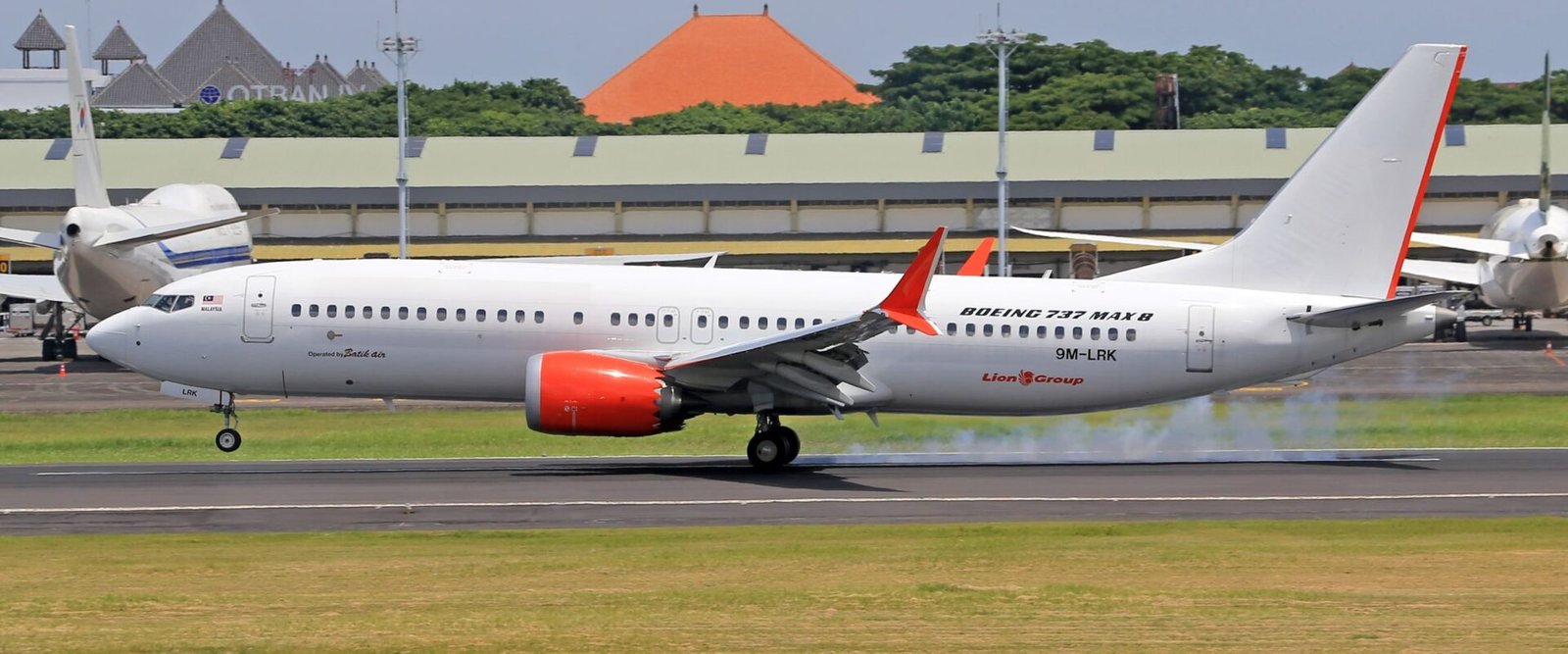 Vliegtuig landt op de luchthaven van Bali