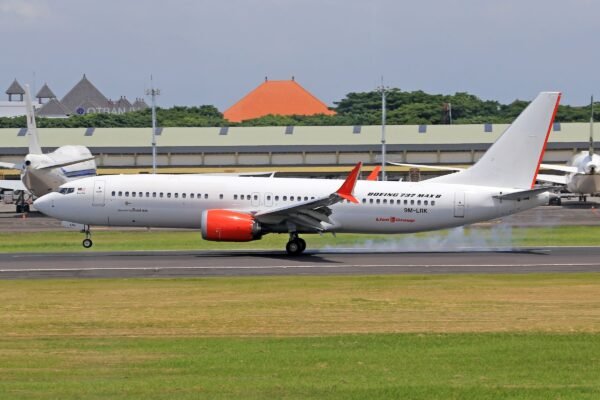 Vliegtuig landt op de luchthaven van Bali