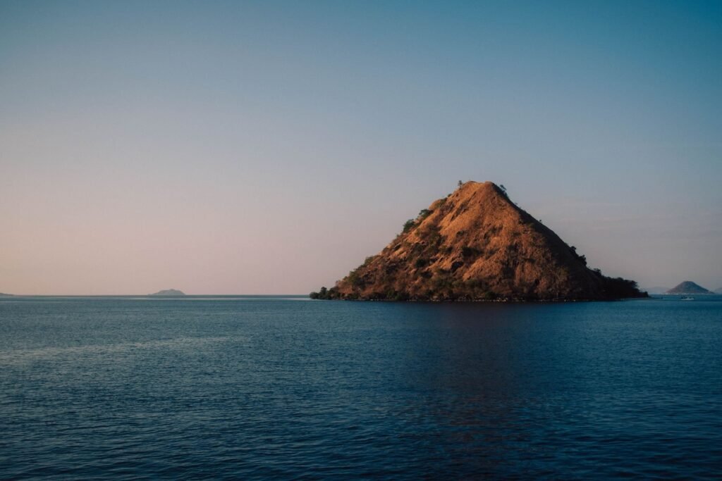 Klein eiland in de zee bij Labuan Bajo