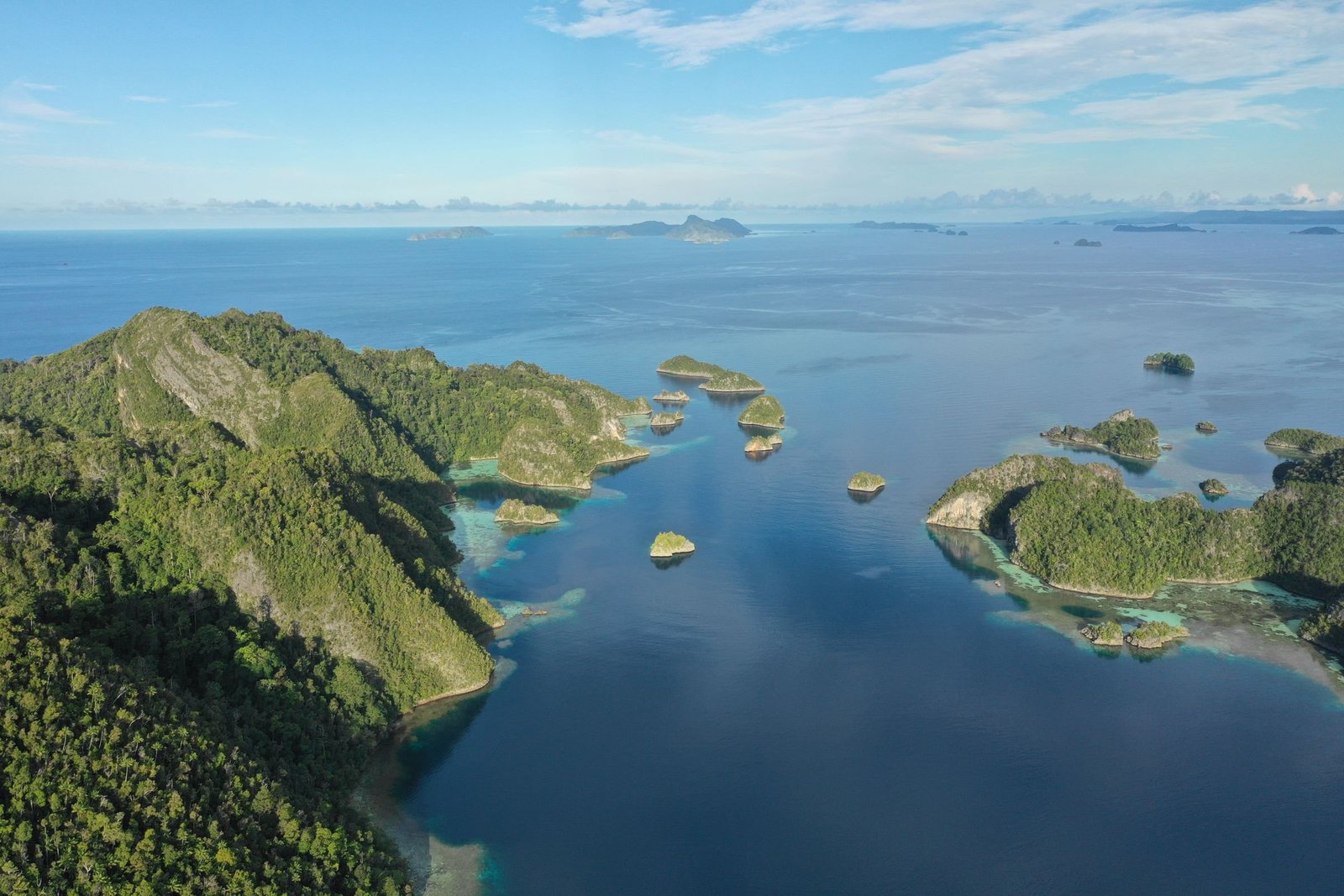 Uitzicht over de eilanden en lagunes van Raja Ampat