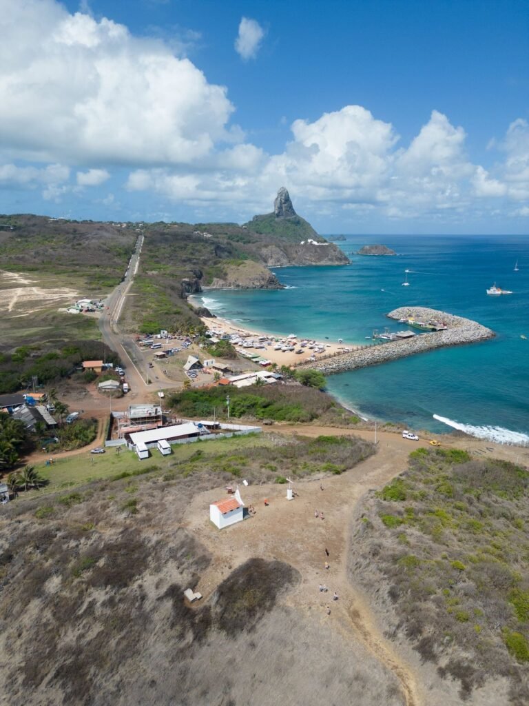Luchtfoto van de weg naar de haven op Fernando de Noronha met de Morro do Pico