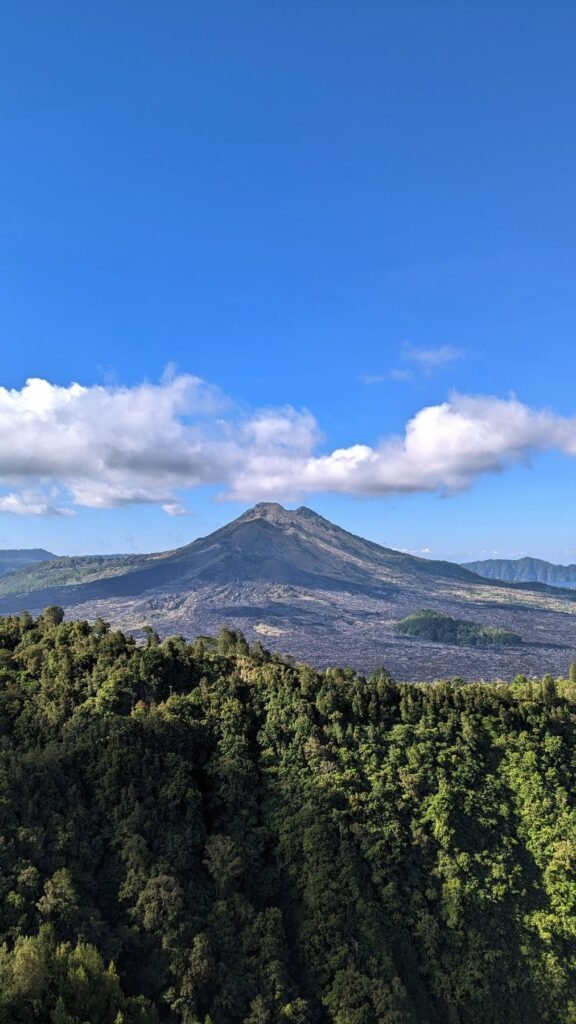 Mount Batur onder een blauwe lucht, gezien vanaf de heuvels