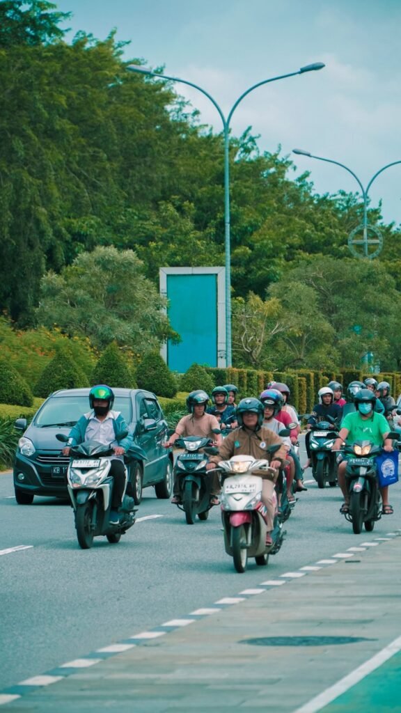 Scooters op een weg op Bali