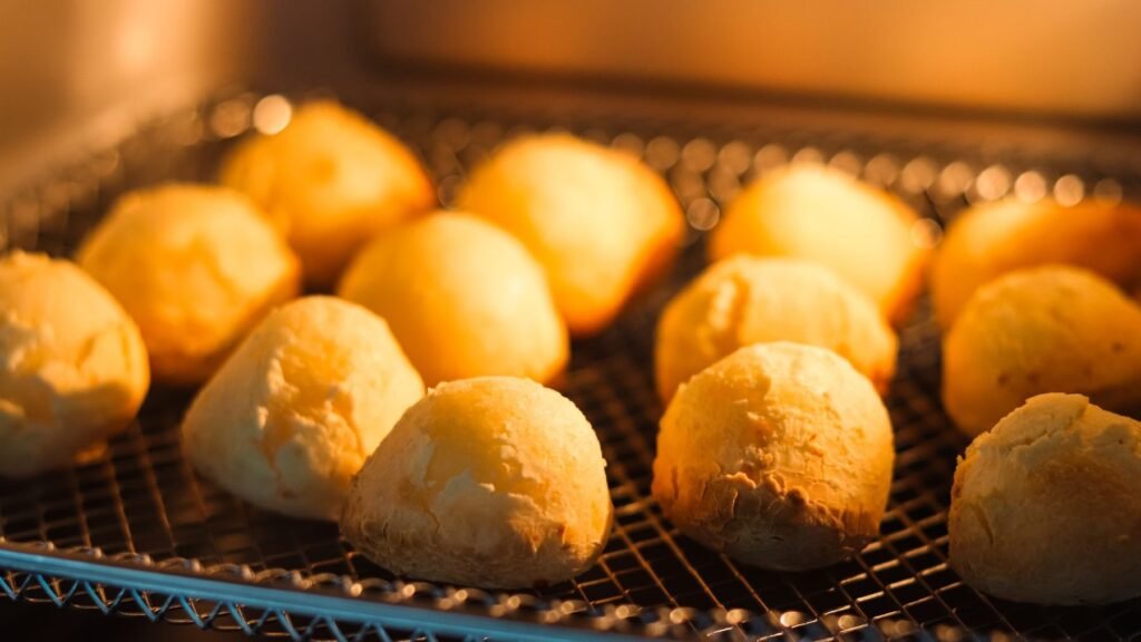Vers gebakken pão de queijo, Braziliaanse kaasbroodjes