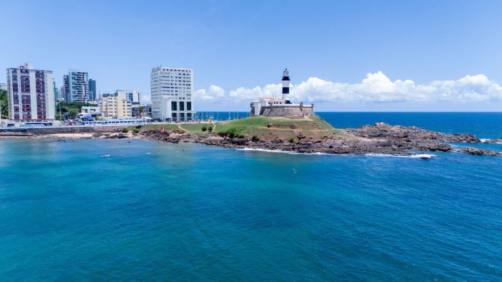 De vuurtoren Farol da Barra aan de kust van Salvador