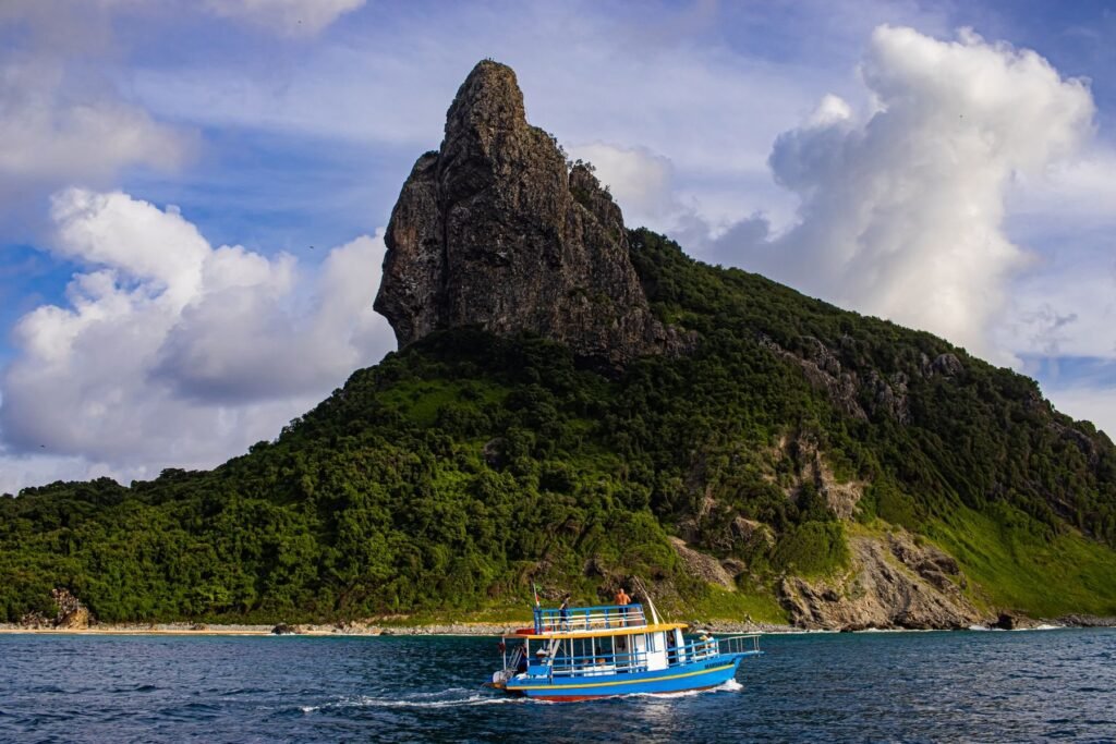 Boot vaart langs de Morro do Pico op Fernando de Noronha