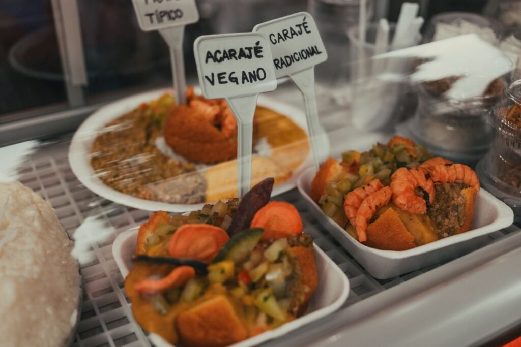 Acarajé met vatapá en garnalen in een vitrine in Salvador