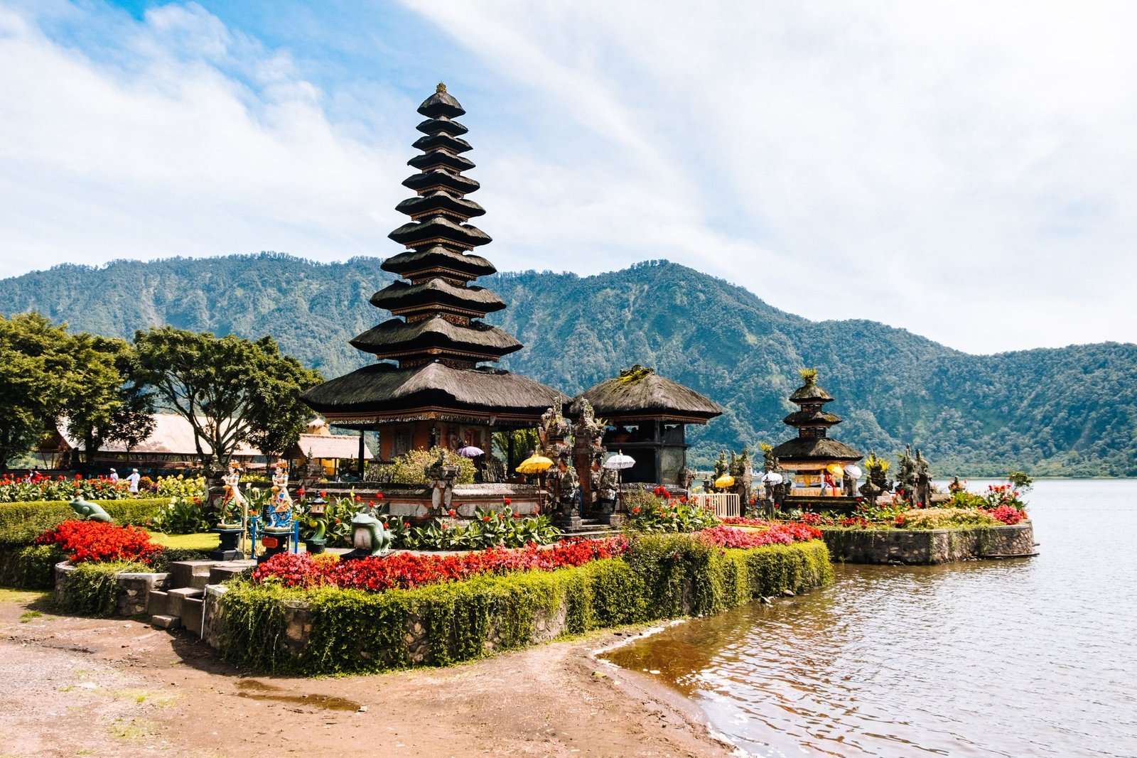 Tempel Pura Ulun Danu Beratan aan het meer in de bergen van Bali
