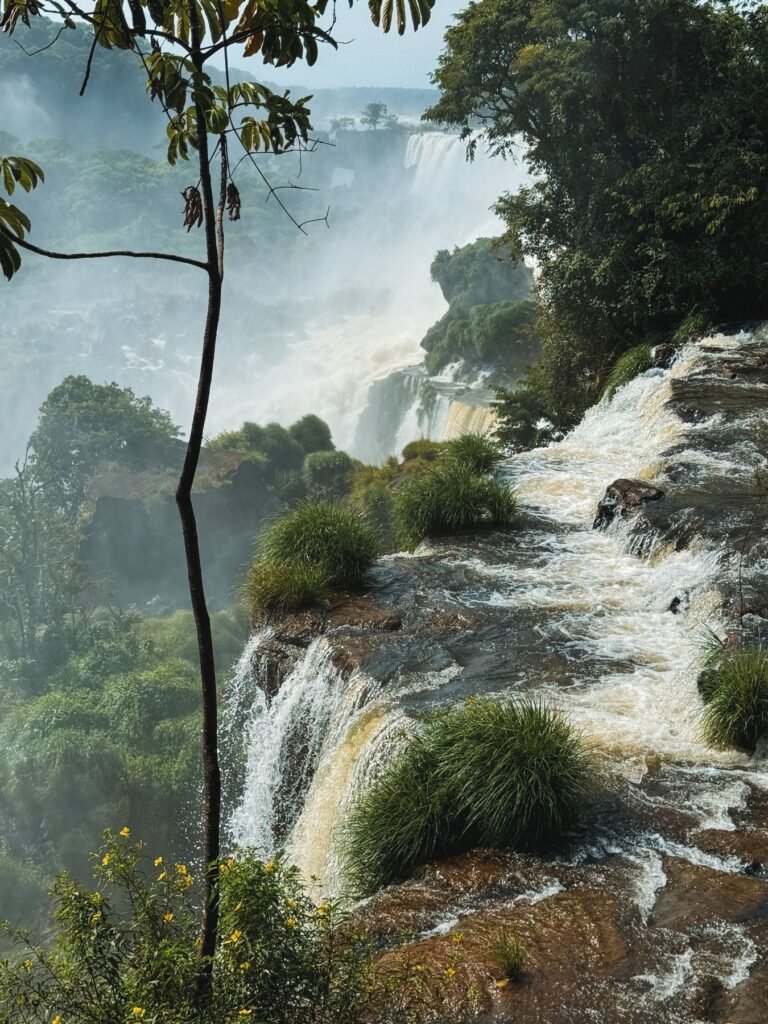 Watervallen tussen het groen bij Iguazu