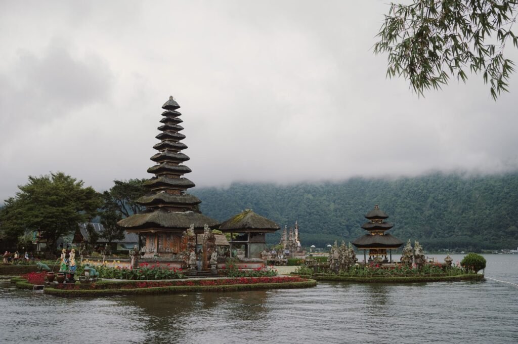 Tempel Pura Ulun Danu Beratan aan het meer in de mist