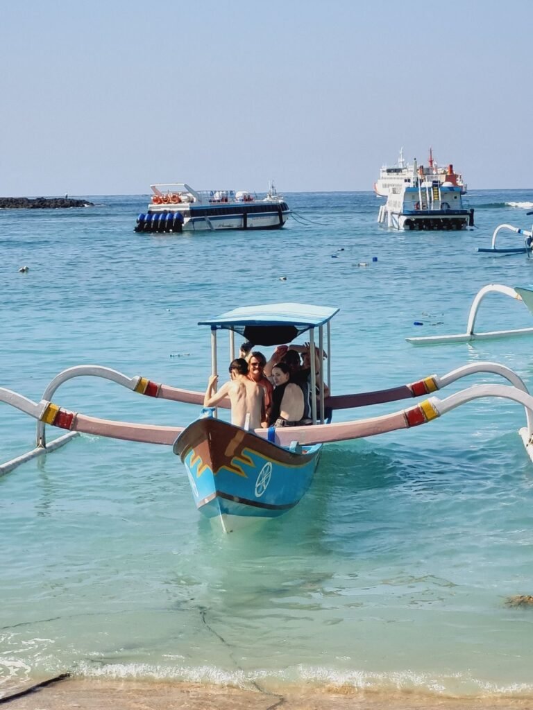 Traditionele boot in helder water voor de kust van Bali