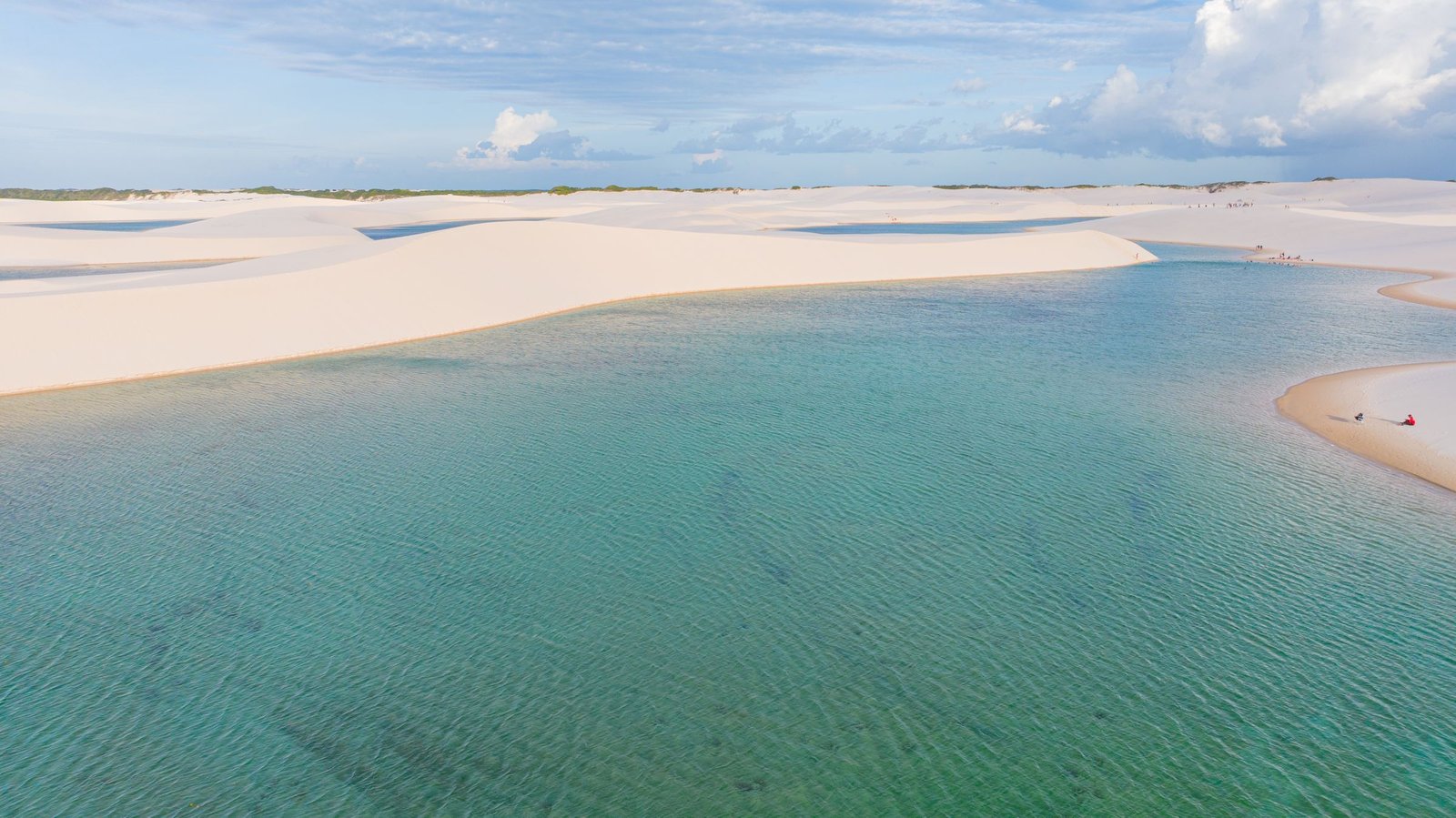 Luchtfoto van turquoise lagunes tussen de duinen van Lençóis Maranhenses
