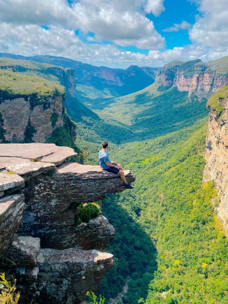 Uitzicht vanaf een rotsrand over een diepe kloof in de Chapada Diamantina