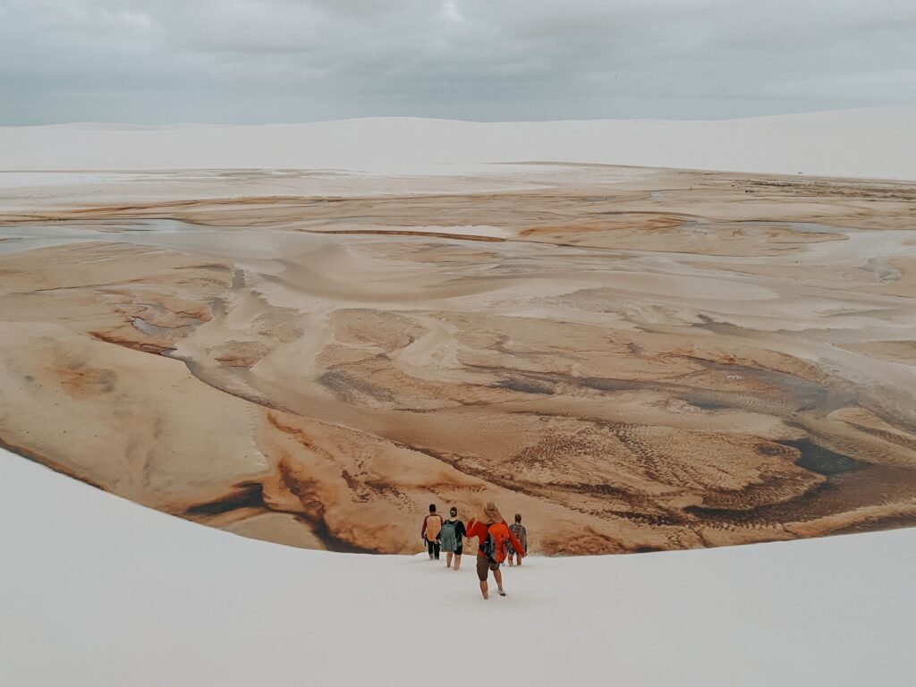 Wandelaars op de zandduinen van Lençóis Maranhenses