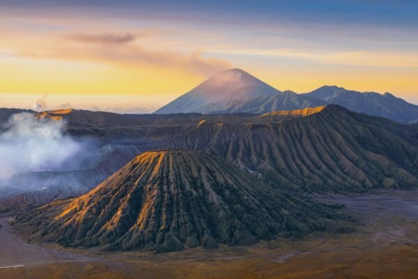 Zonsopkomst boven de Bromo met de Semeru op de achtergrond op Oost-Java