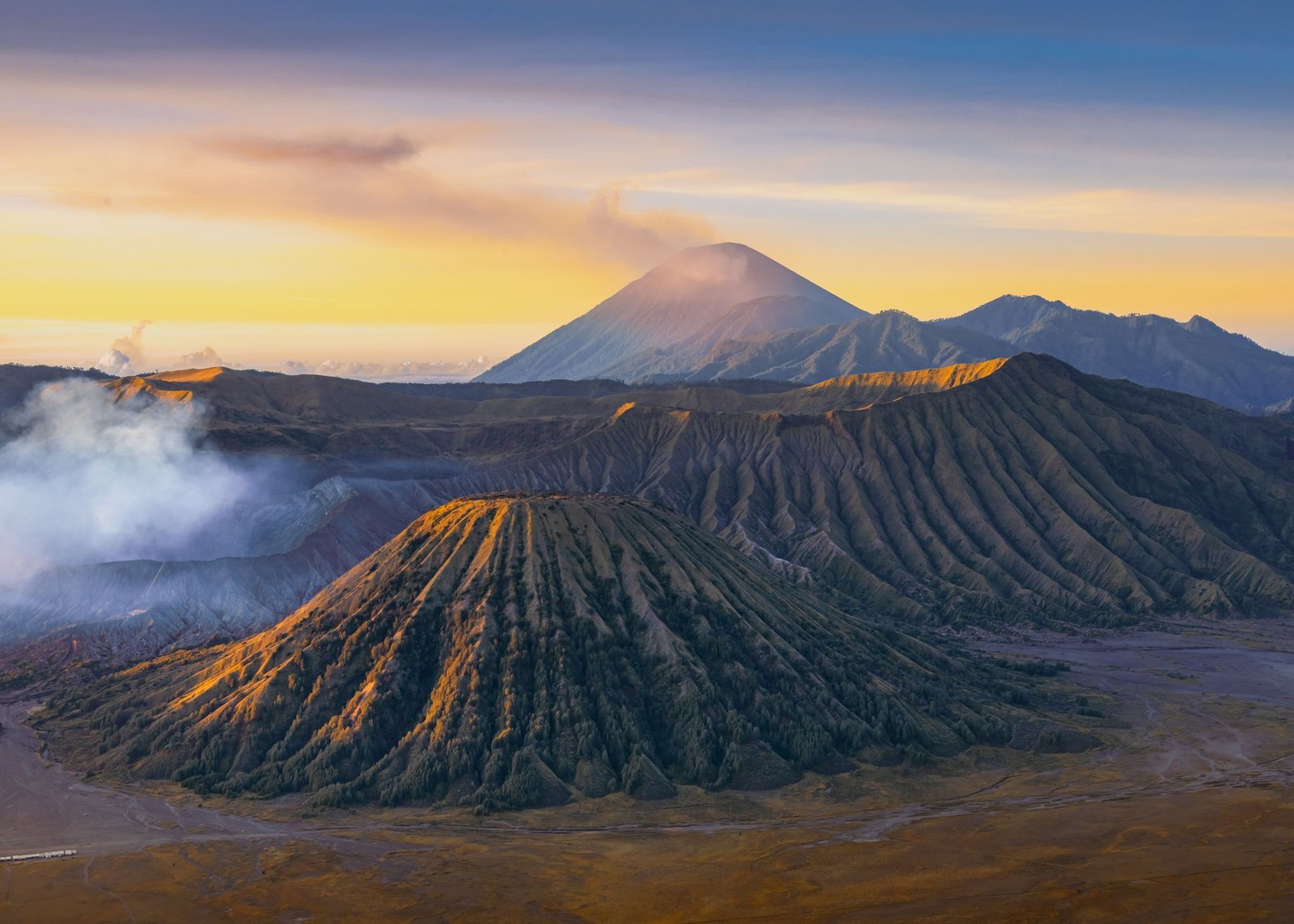Zonsopkomst boven de Bromo met de Semeru op de achtergrond op Oost-Java