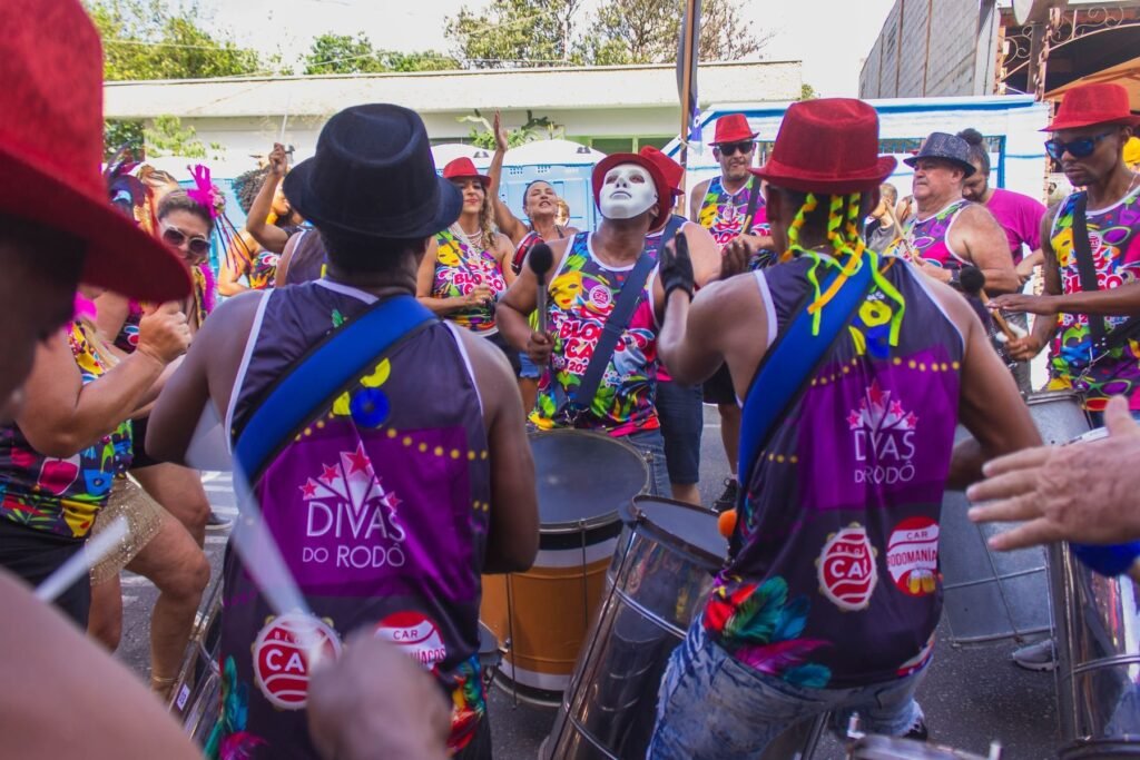 Percussionisten van een bloco tijdens het straatcarnaval in Brazilië