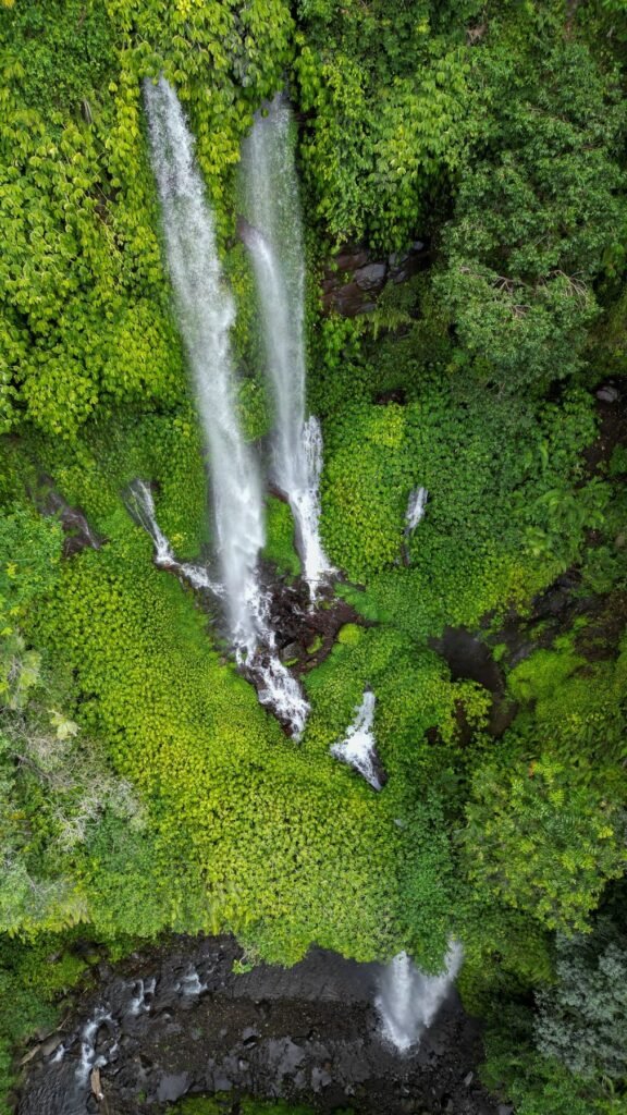 Waterval tussen het groen bij Munduk