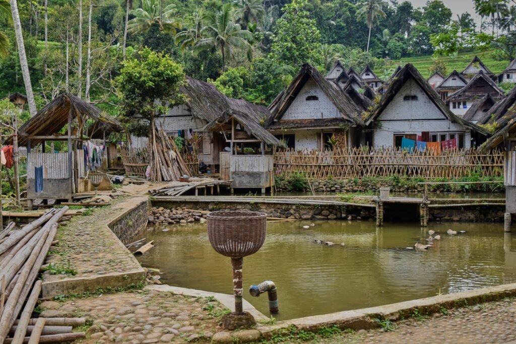 Traditionele Sasak-huizen in een dorp op Lombok