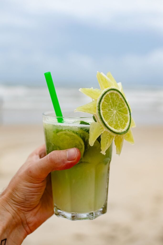 Caipirinha met limoen op het strand
