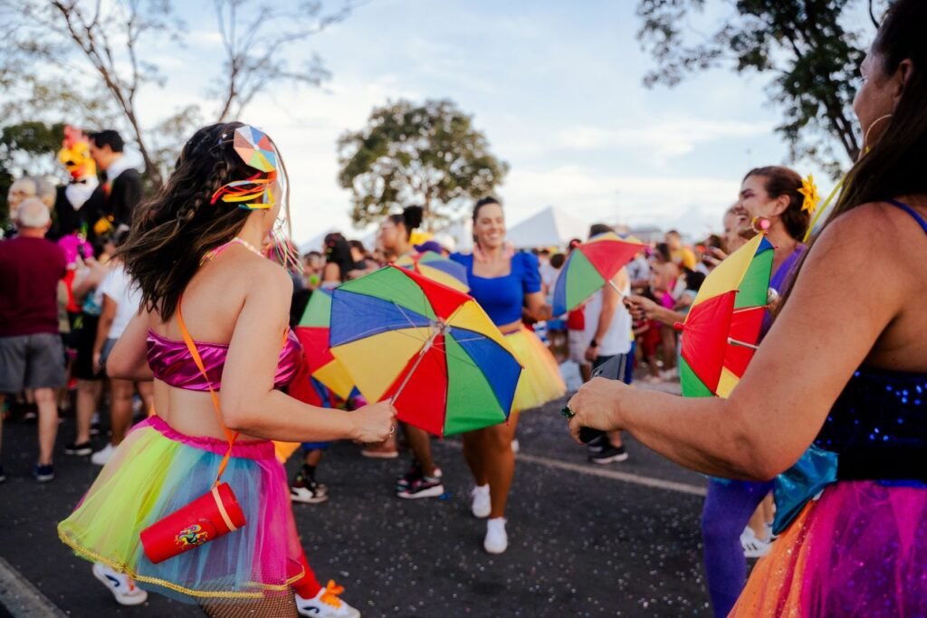 Straatcarnaval met dansers en kleurige parasols