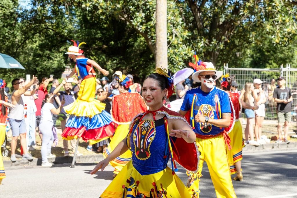 Dansers in kleurrijke kostuums tijdens een carnavalsoptocht op straat