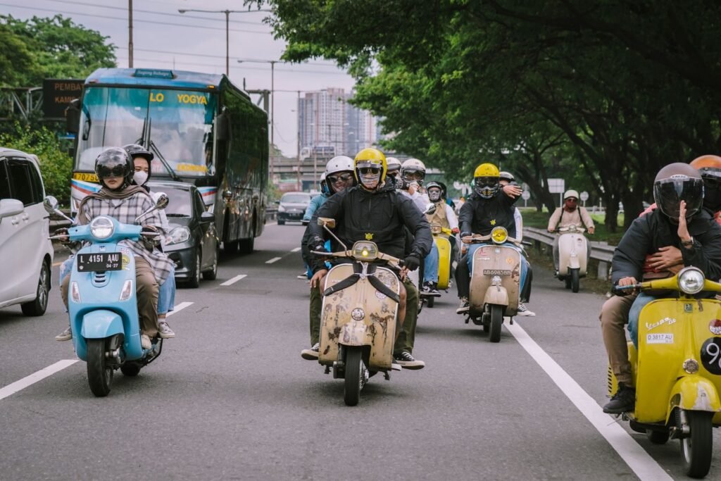 Scooters in het drukke verkeer op een weg op Bali