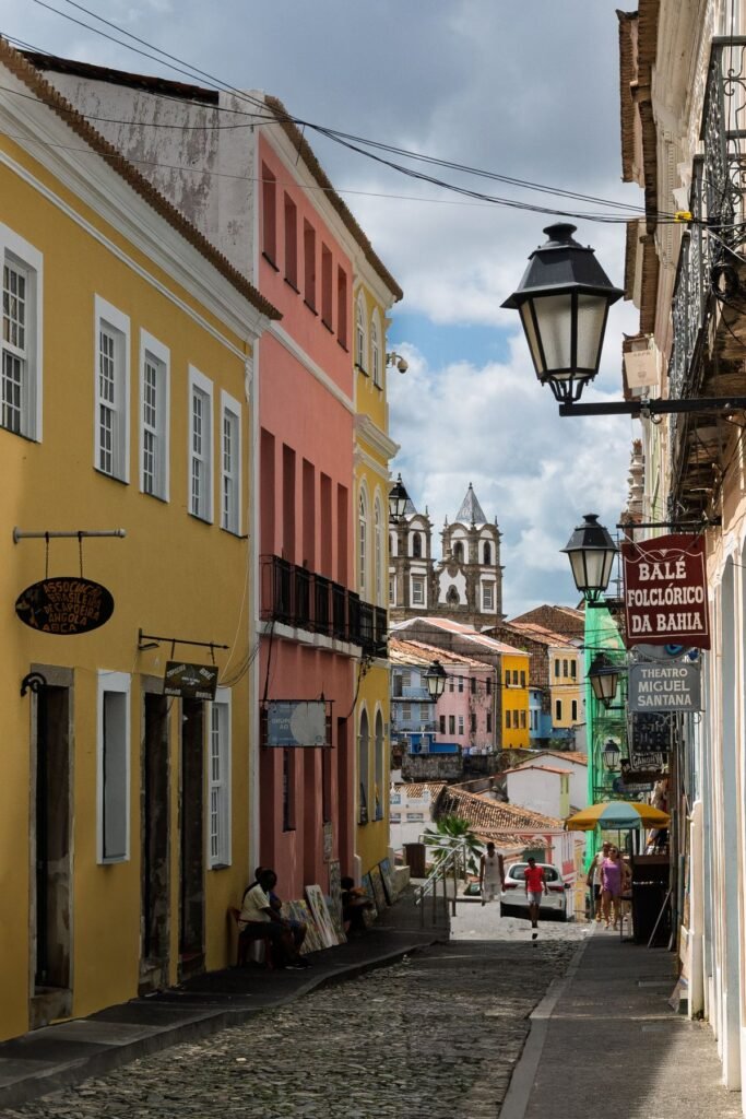 Steil straatje met pastelkleurige huizen in de Pelourinho van Salvador