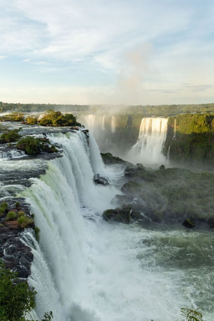 Water stort omlaag bij de Iguazu-watervallen