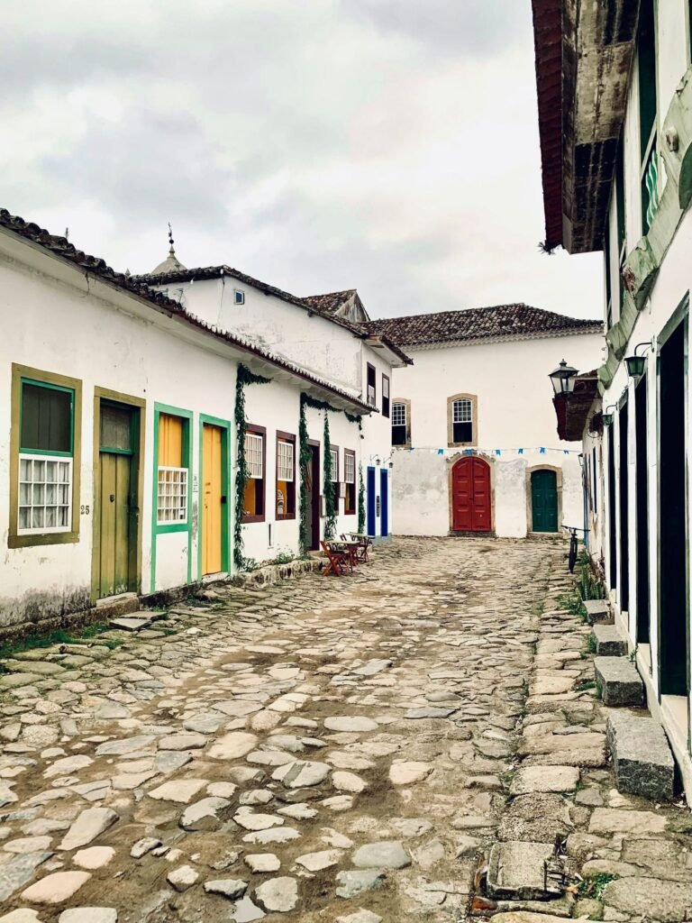 Straat met kinderkopjes en koloniale huizen in Paraty