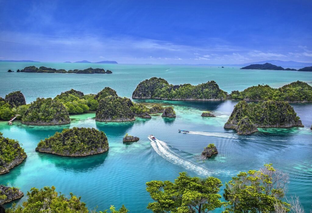 Speedboot tussen de karsteilanden van Raja Ampat