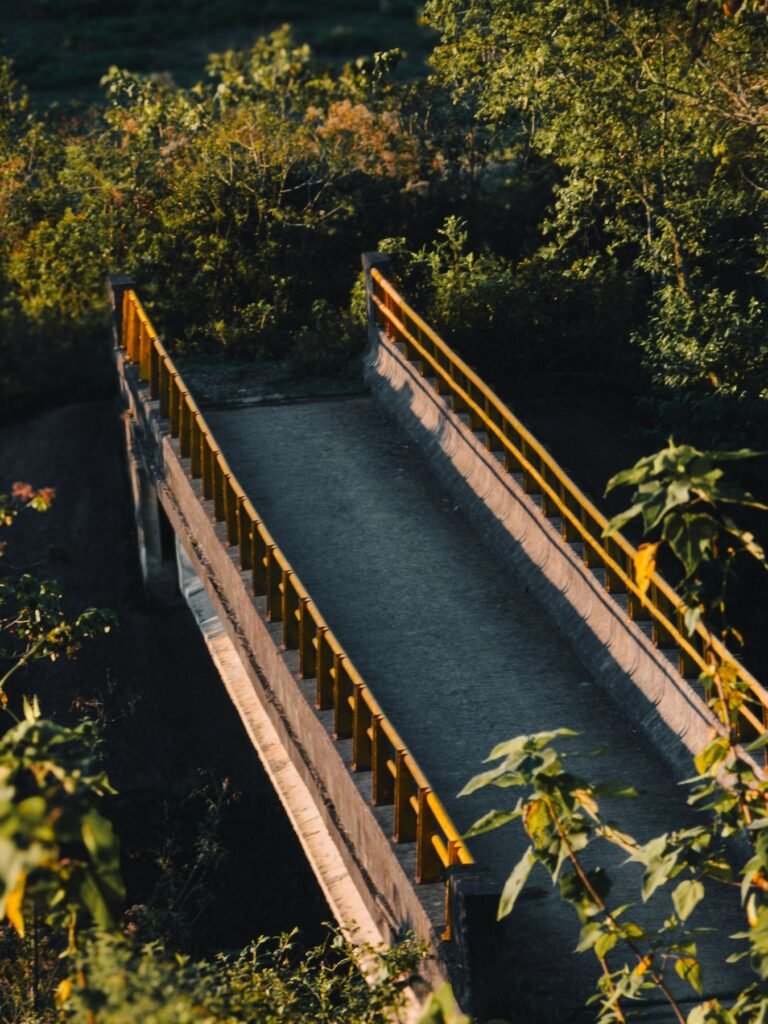De gele hangbrug tussen Nusa Lembongan en Nusa Ceningan
