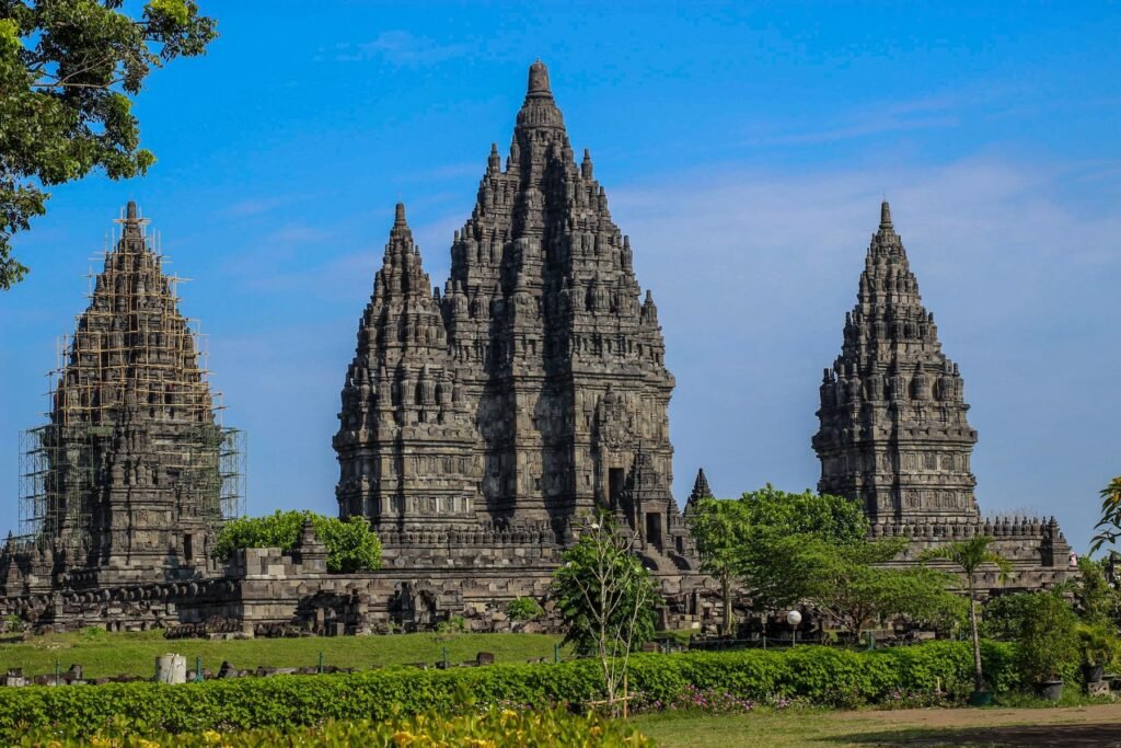 Hindoetempels van Prambanan onder een blauwe lucht