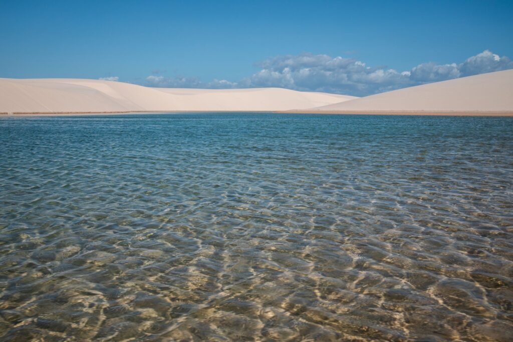 Heldere lagune met duinen in Lençóis Maranhenses