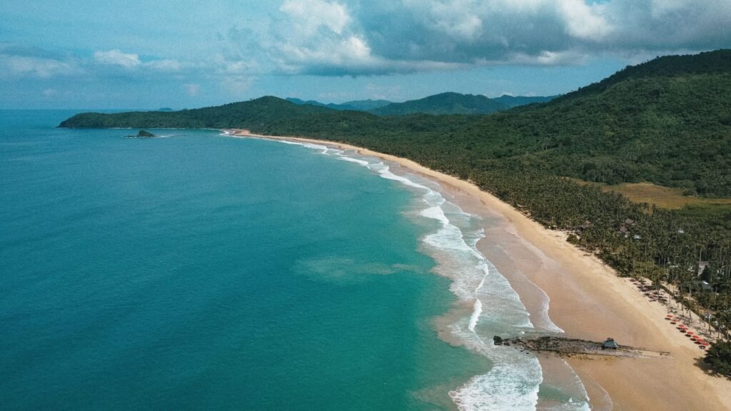 Long Beach bij San Vicente op Palawan vanuit de lucht