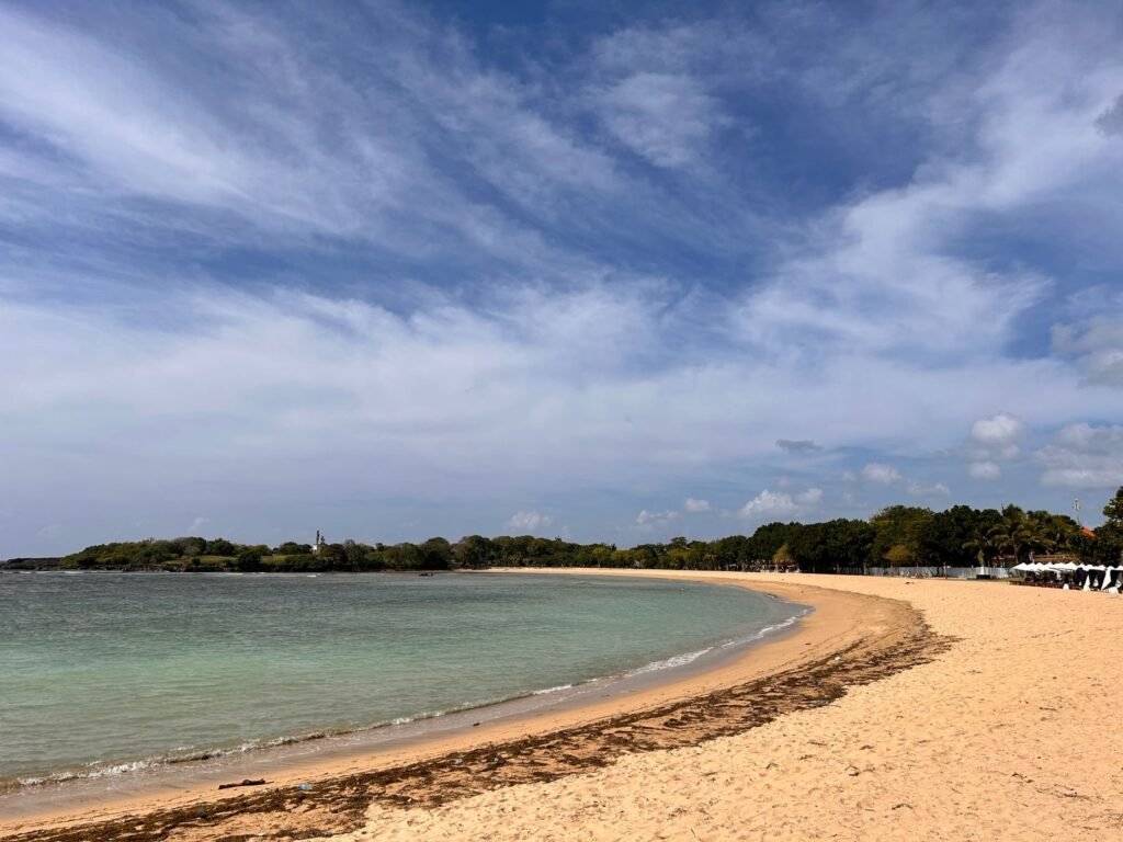 Kalm water en wit zand aan het strand van Nusa Dua