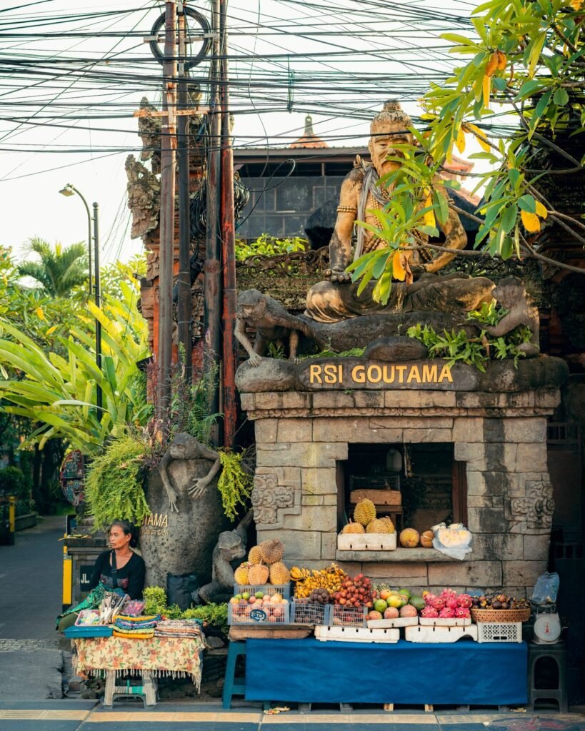Warung met eten in een straat op Bali