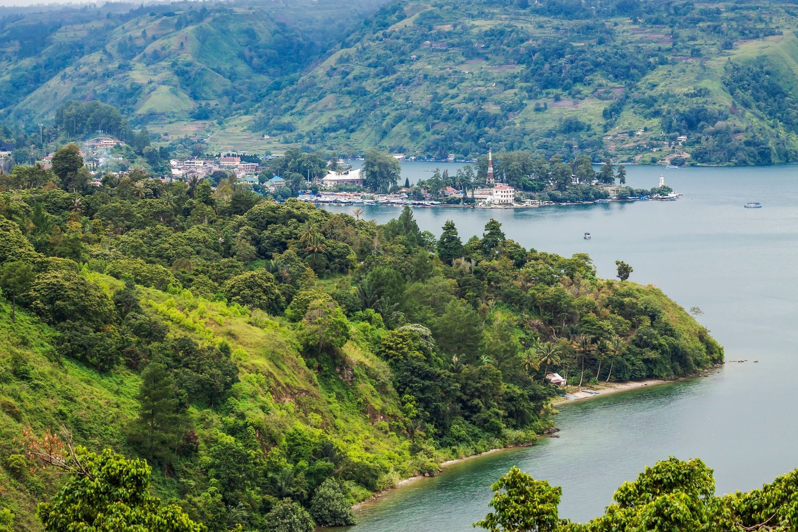 Het Tobameer met groene heuvels op Sumatra