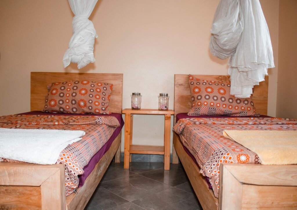 Kamer met klamboes boven de bedden