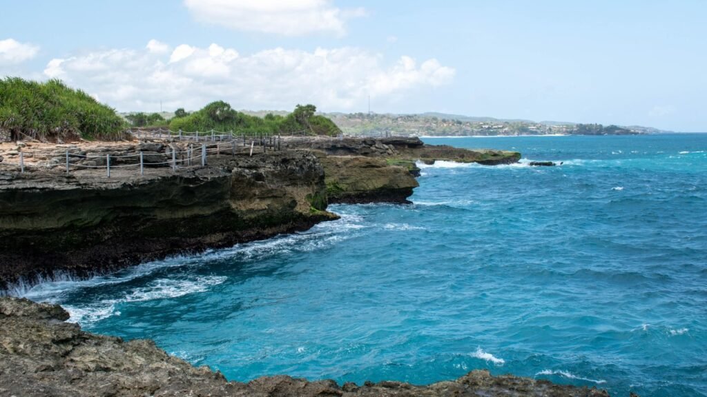 Rotskust met turquoise water op Nusa Lembongan