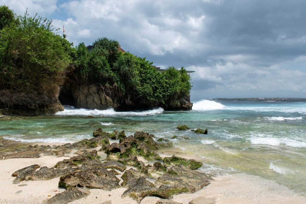 Rotsen en branding op het strand van Padang Padang bij Uluwatu