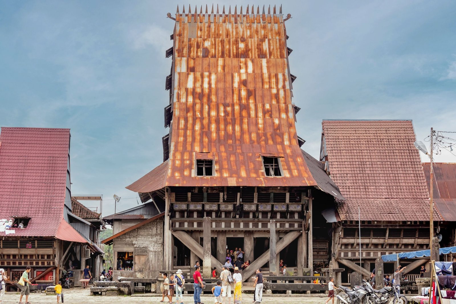 Traditioneel tongkonan-huis met gebogen dak in Tana Toraja