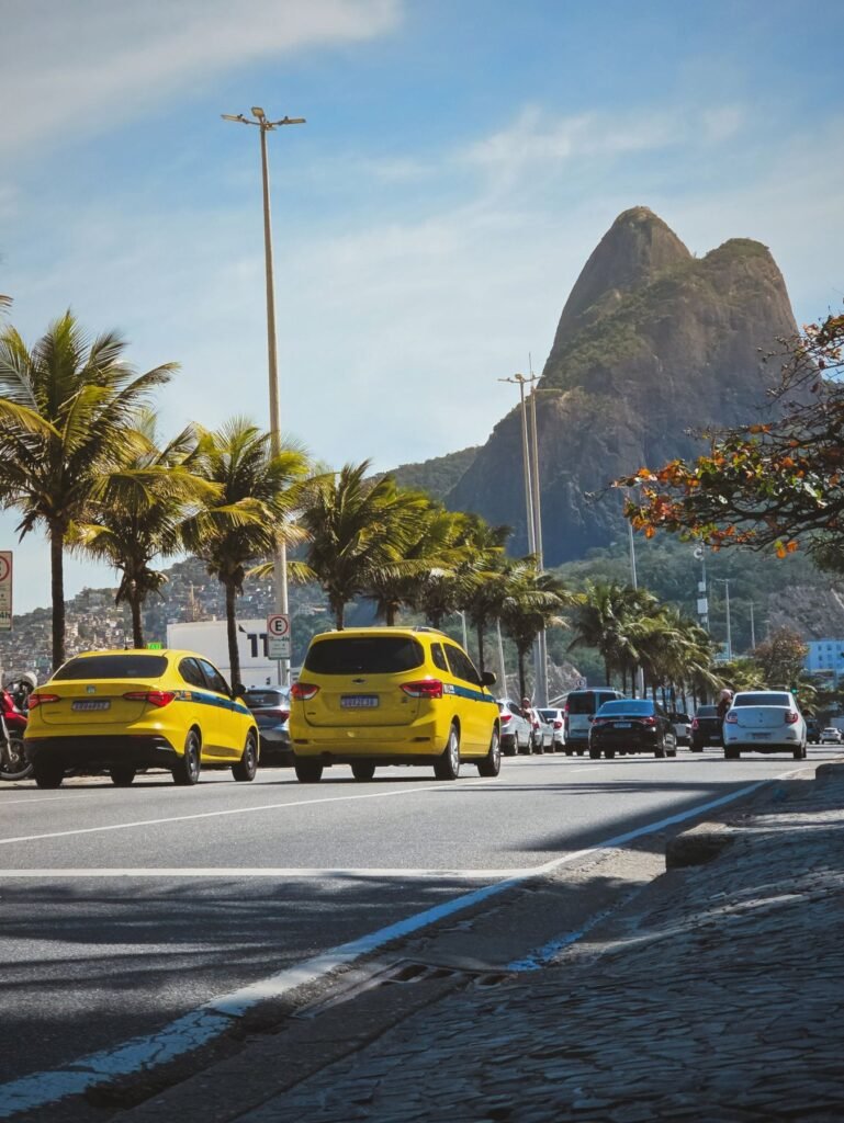 Gele taxi’s in Ipanema met de Dois Irmãos op de achtergrond