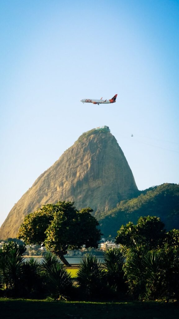 Vliegtuig boven de Suikerbroodberg in Rio de Janeiro