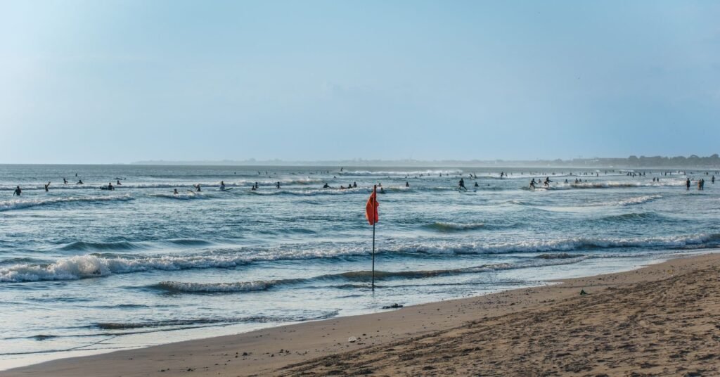 Golven en surfers aan het strand van Canggu