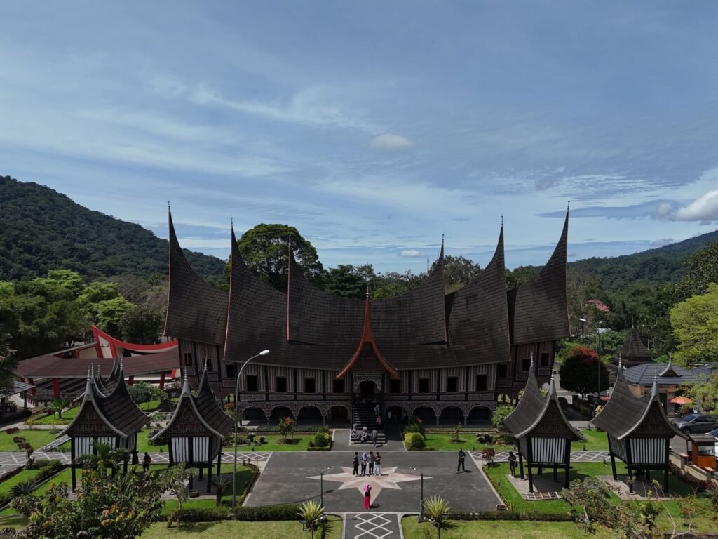 Traditionele huizen met puntdaken op Sumatra