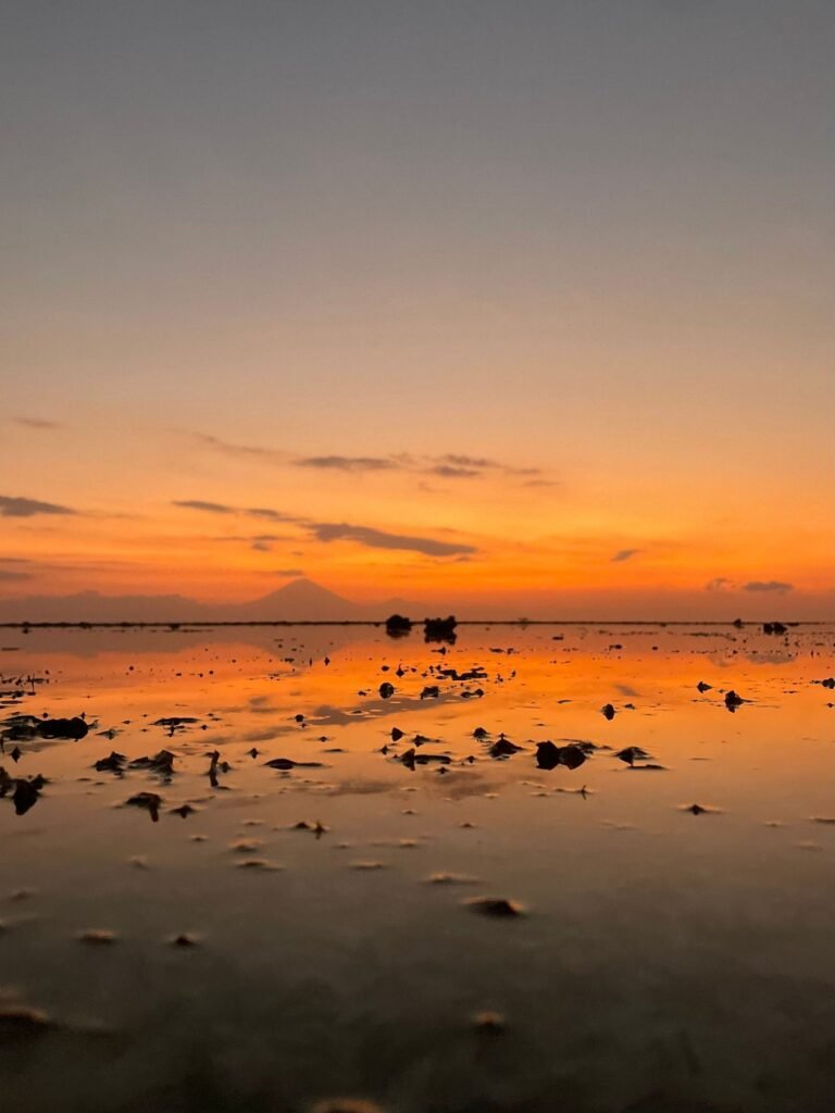 Zonsondergang boven het water bij de Gili-eilanden