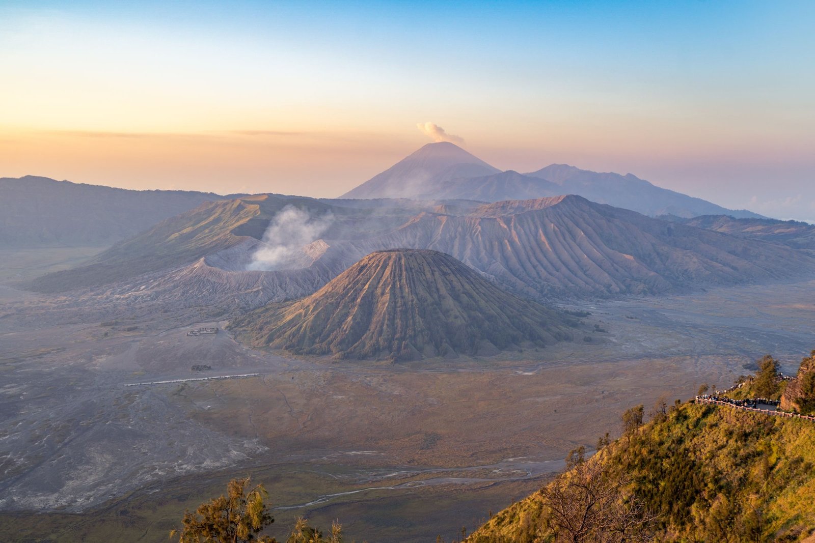 Zonsopkomst boven de Bromo, de Batok en de Semeru